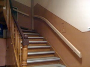 Nouvelle rampe d'escalier côté mur pour les plus petits