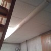 Faux-plafond du couloir vers les toilettes